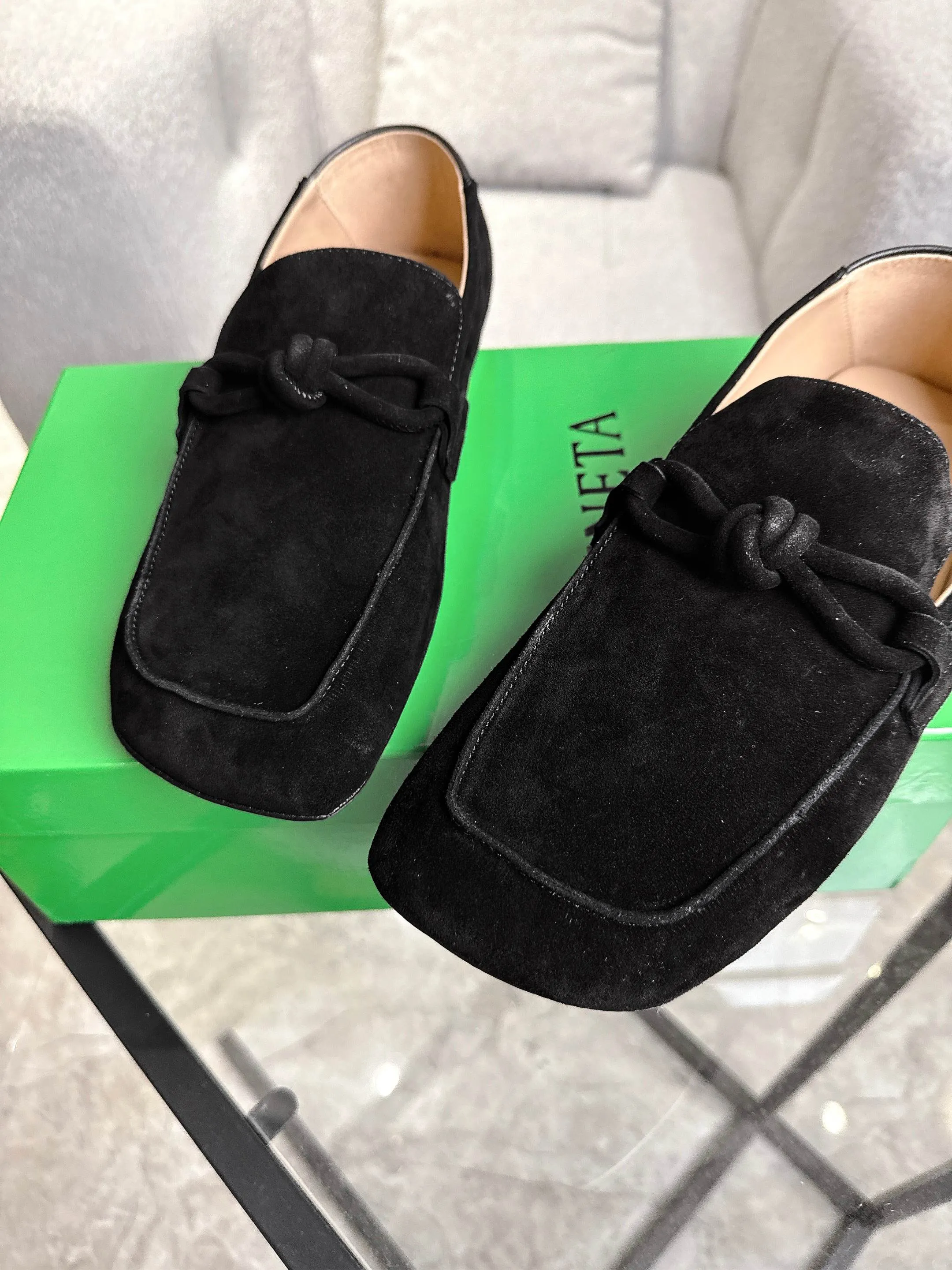 [BV] Top P: 800💰 Size: Women 35-39 (Customized for women 40) Men 39-44 (38.45 non-refundable) Bottega Veneta 2025 Autumn Counter Synchronized Couple Style Bottega Veneta Square Toe Flats Original 1:1 material selection, genuine leather outsole! A one-to-one replica of the original! quality assurance!